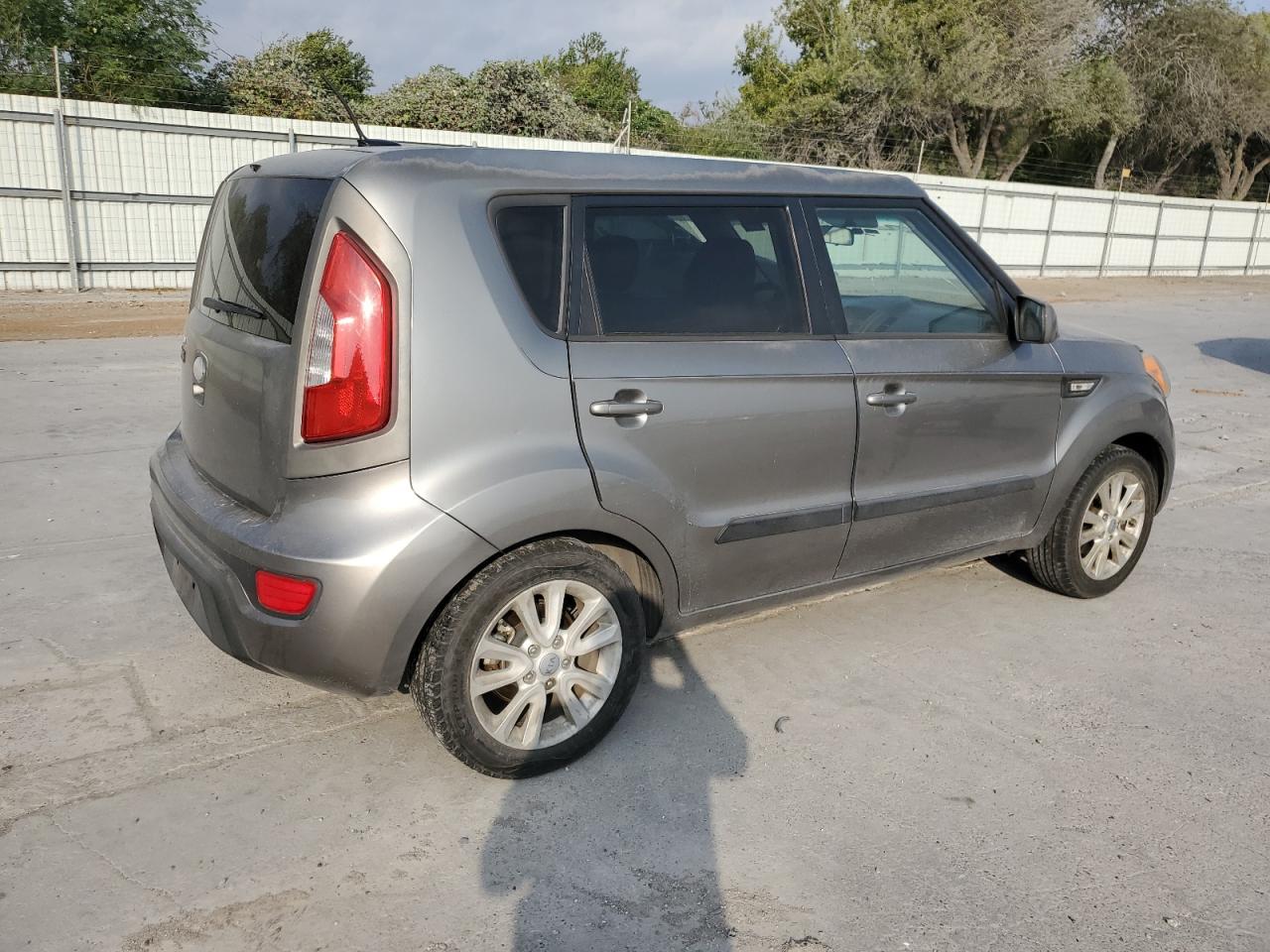 2013 KIA Soul VIN KNDJT2A59D7628993 Copart auction photo, side / rear end damage thumbnail 3