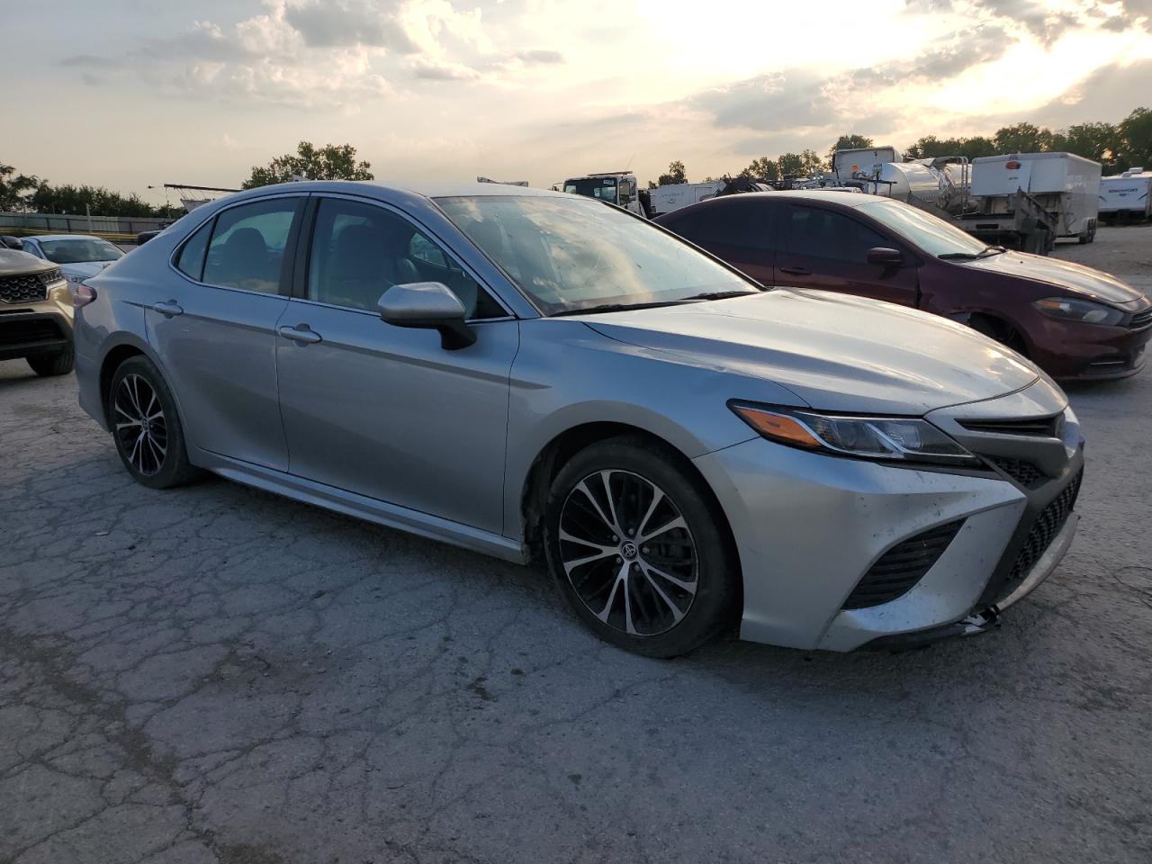 2020 Toyota Camry VIN 4T1G11AK0LU358824 Copart auction photo, front end / minor dent/scratches damage thumbnail 4