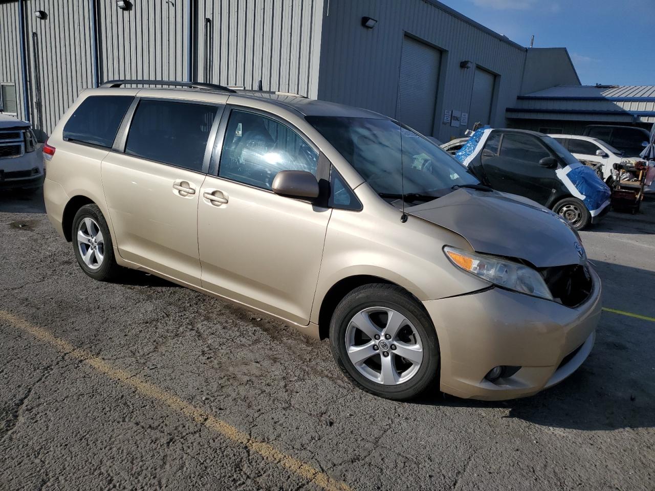 2014 Toyota Sienna VIN 5TDKK3DC2ES410070 Copart auction photo, front end / rear end damage thumbnail 4