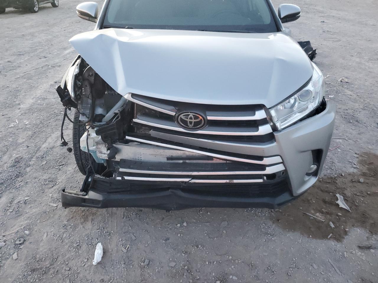 2018 Toyota Highlander VIN 5TDKZRFH6JS537616 Copart auction photo, front end / minor dent/scratches damage thumbnail 12