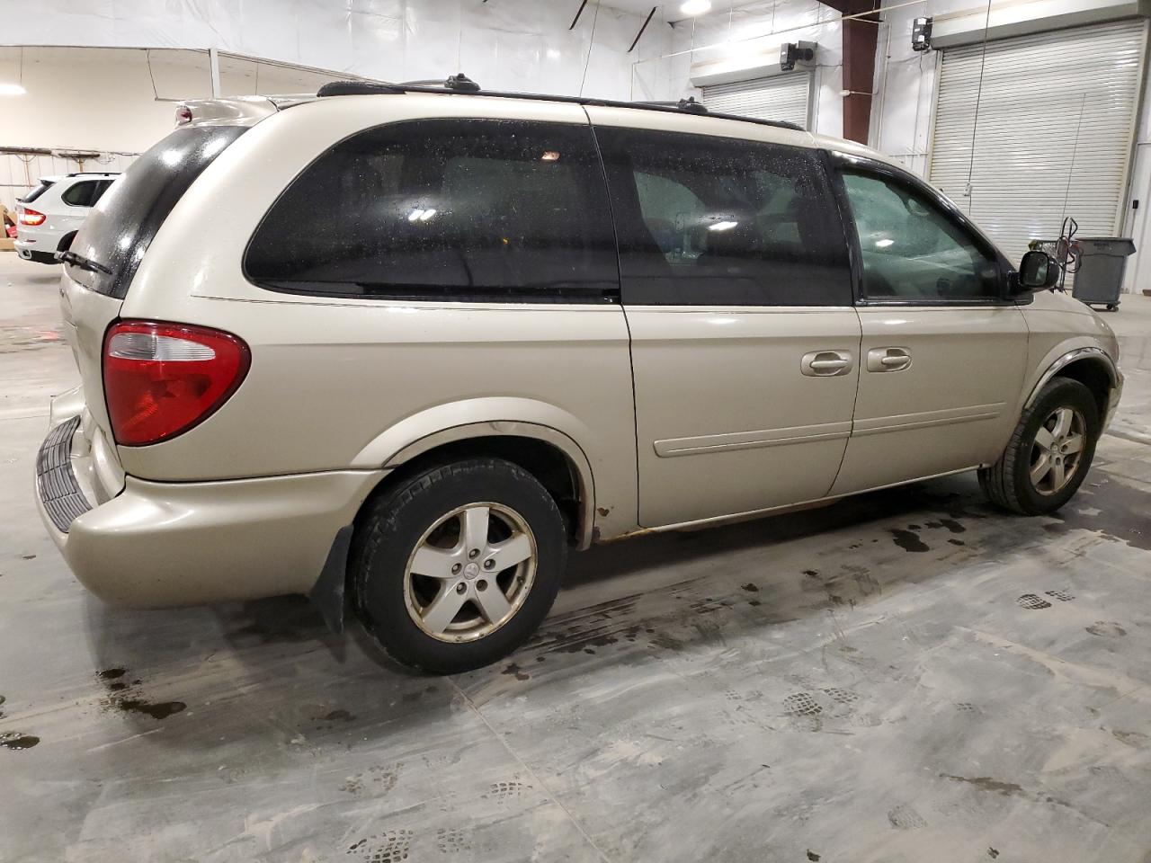 2005 Dodge Caravan VIN 2D4GP44L25R432269 Copart auction photo, rear end damage thumbnail 3