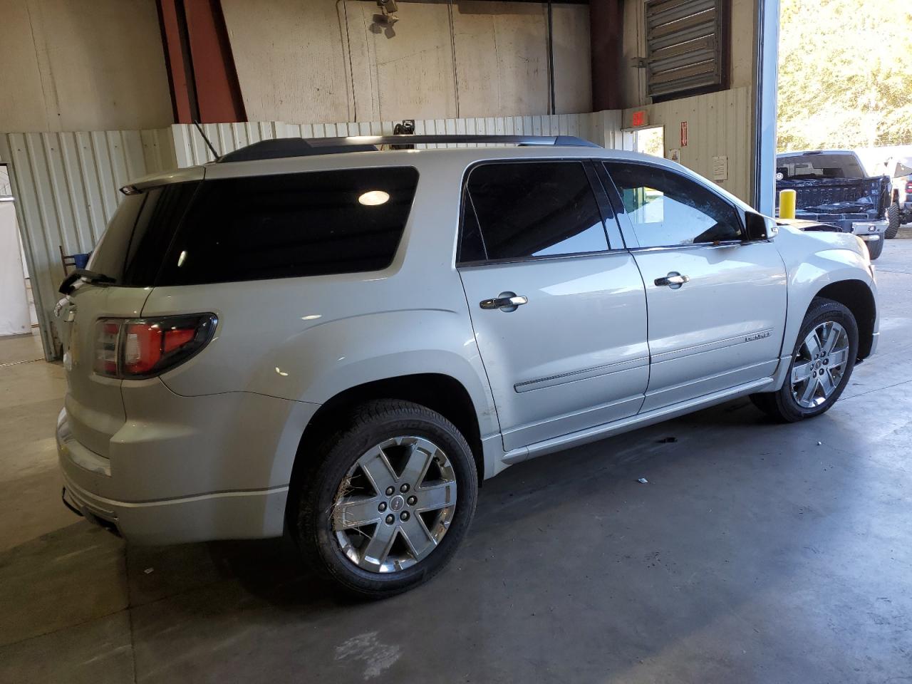 2016 GMC Acadia VIN 1GKKRTKD7GJ261523 Copart auction photo, front end / minor dent/scratches damage thumbnail 3