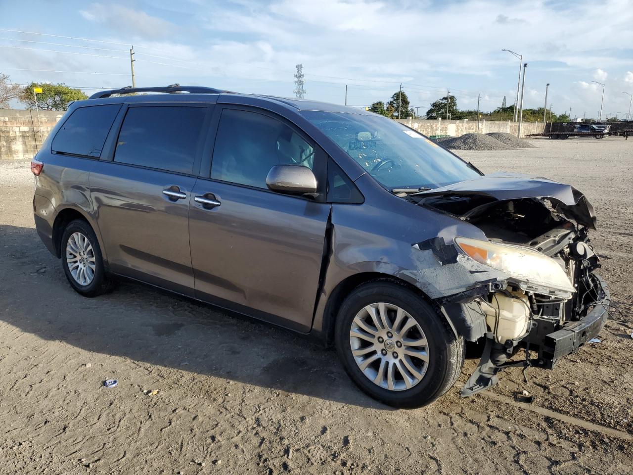 2016 Toyota Sienna VIN 5TDYK3DC2GS707563 Copart auction photo, front end damage thumbnail 4