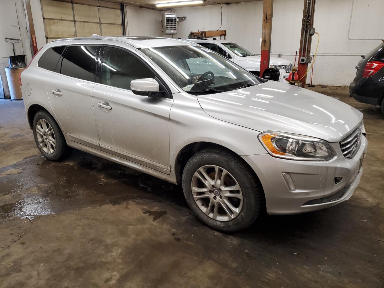 2016 Volvo XC60 VIN YV4612RKXG2809640 Copart auction photo, front end damage thumbnail 4