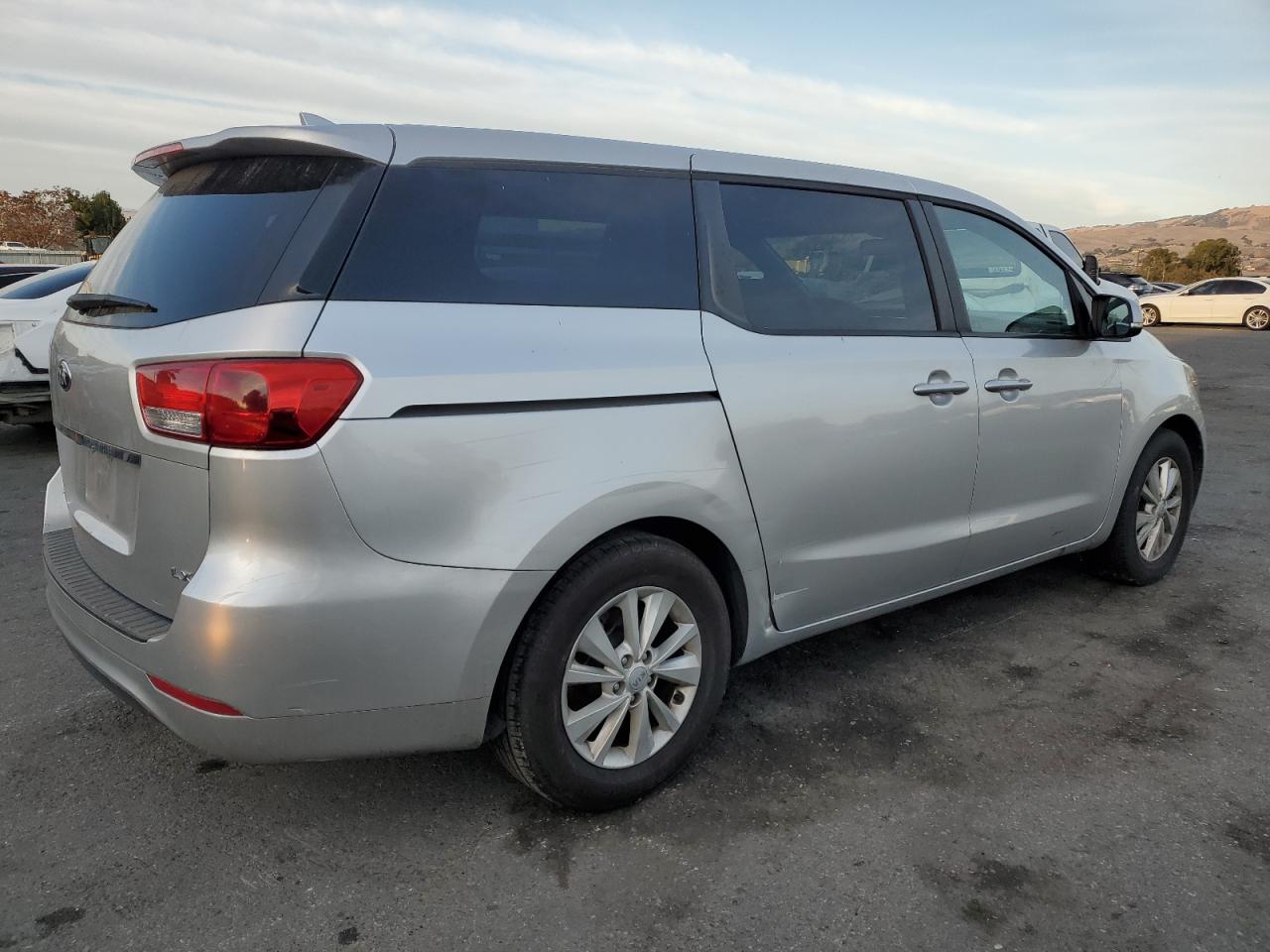 2017 KIA Sedona VIN KNDMB5C12H6231343 Copart auction photo, vandalism / minor dent/scratches damage thumbnail 3