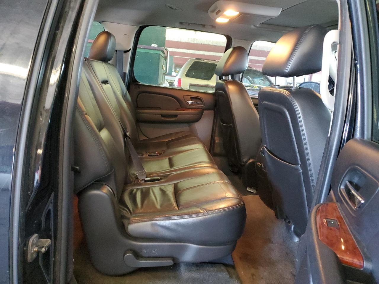 2011 Chevrolet Suburban VIN 1GNSKJE33BR285763 Copart auction photo, minor dent/scratches damage thumbnail 11