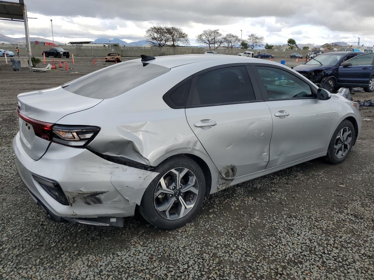 2021 KIA Forte VIN 3KPF24ADXME376585 Copart auction photo, side / rear end damage thumbnail 3