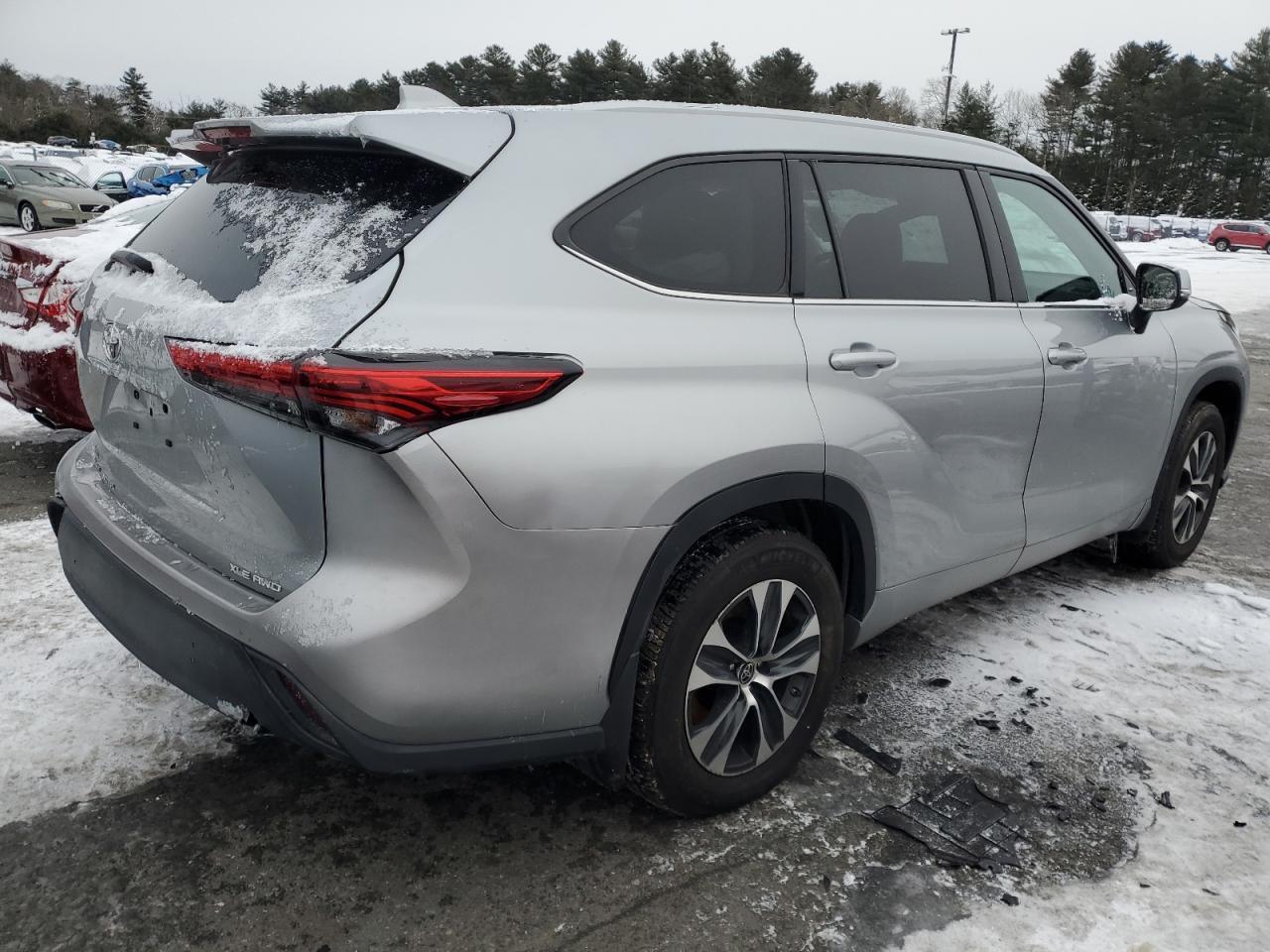 2022 Toyota Highlander VIN 5TDGZRBH6NS195005 Copart auction photo, undercarriage / side damage thumbnail 3