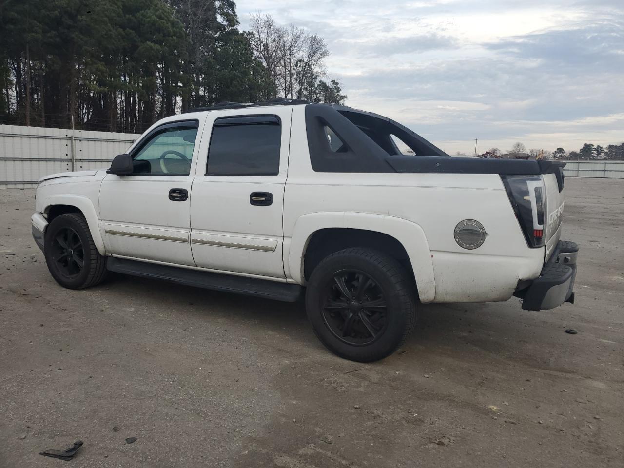 2005 Chevrolet Avalanche VIN 3GNEC12Z45G212232 Copart auction photo, front end damage thumbnail 2