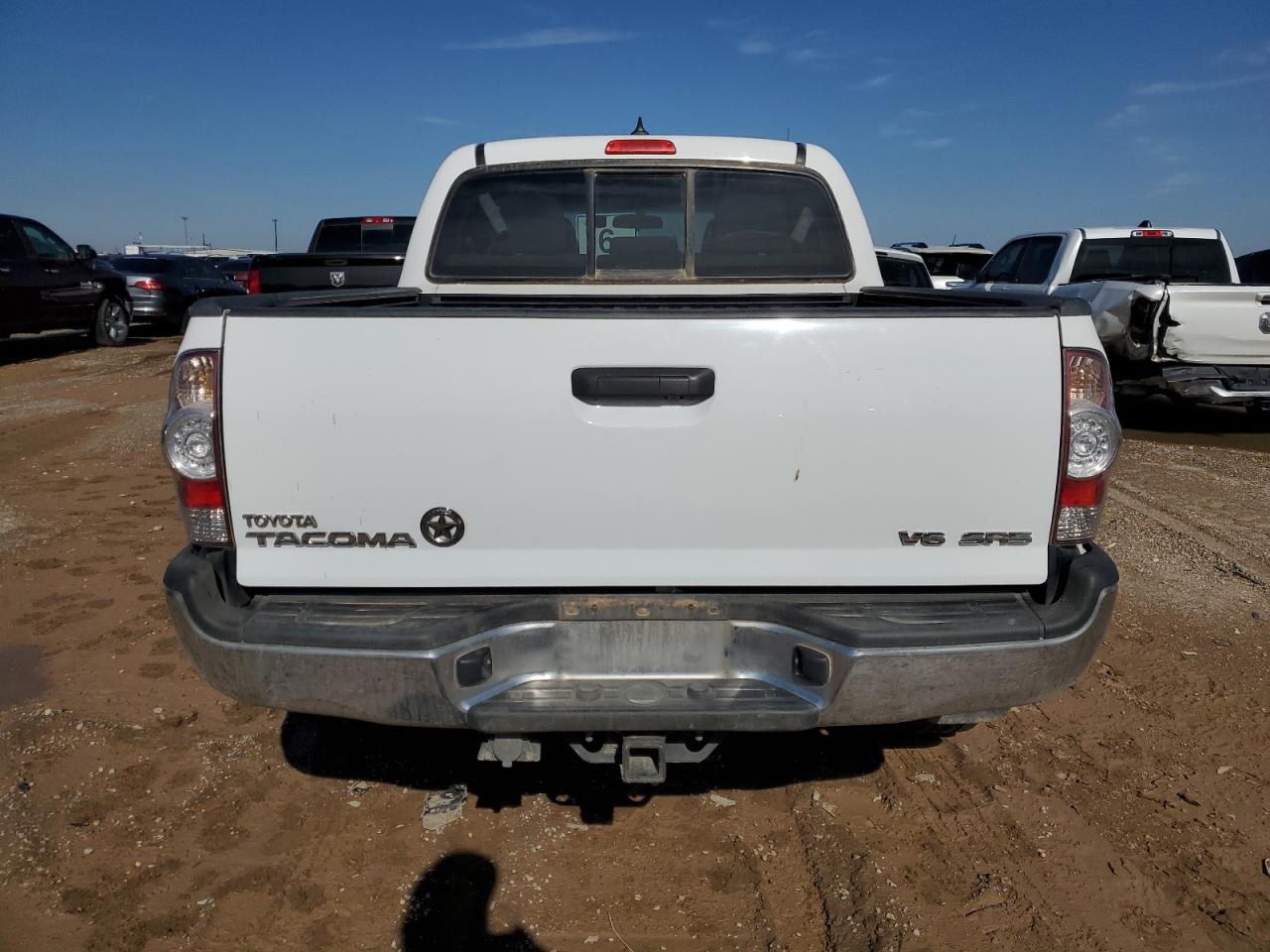 2015 Toyota Tacoma VIN 5TFLU4ENXFX137086 Copart auction photo, front end / minor dent/scratches damage thumbnail 6