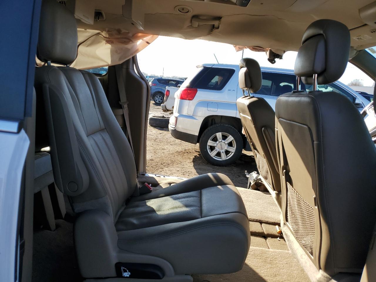 2015 Chrysler Town & Country VIN 2C4RC1CG4FR561930 Copart auction photo, all over damage thumbnail 12