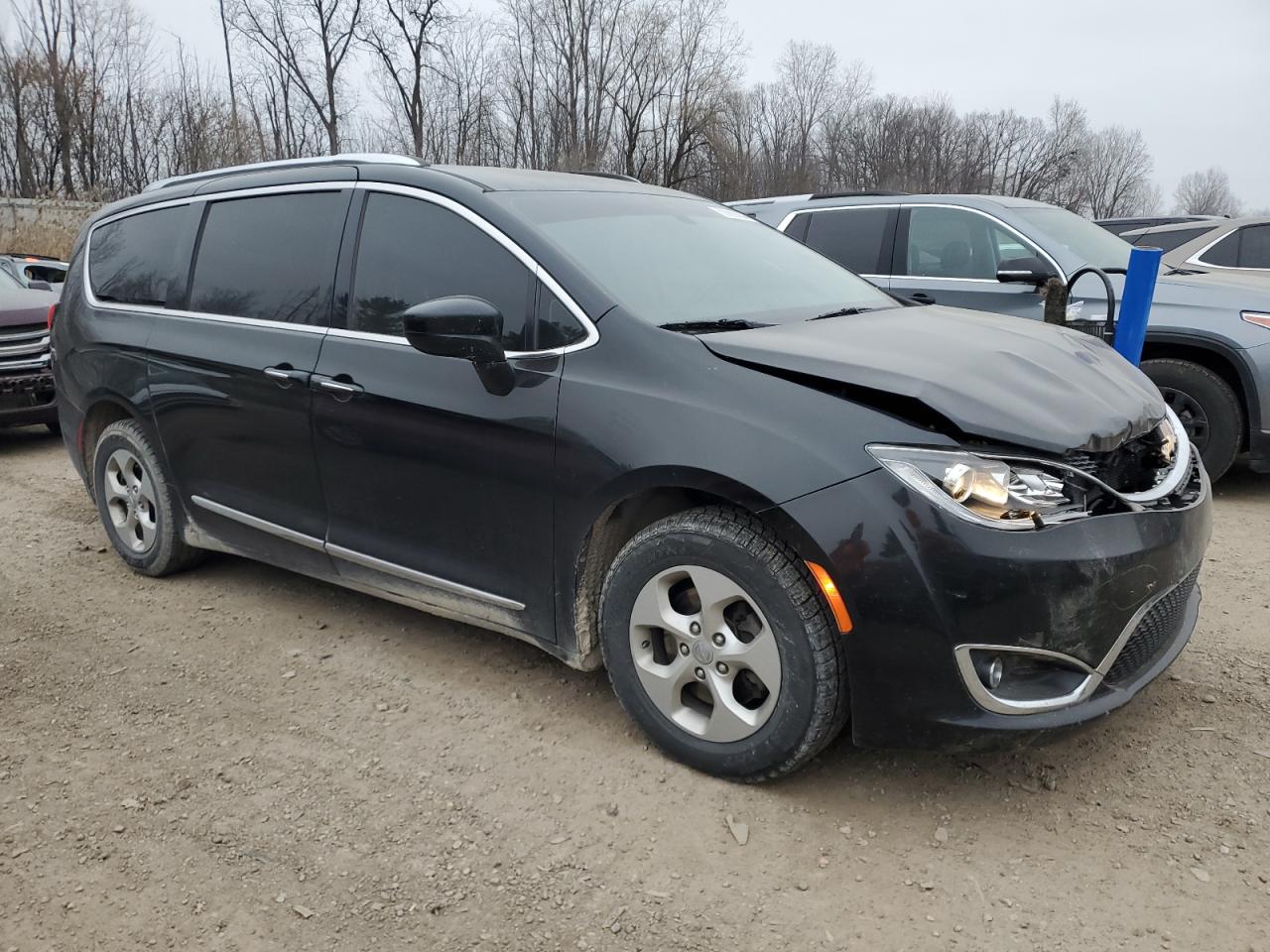 2017 Chrysler Pacifica VIN 2C4RC1EG1HR757064 Copart auction photo, front end / minor dent/scratches damage thumbnail 4