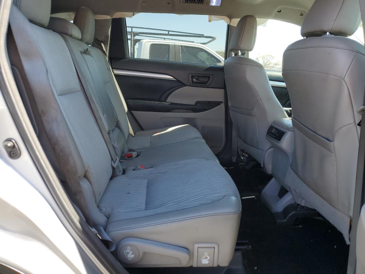 2015 Toyota Highlander VIN 5TDZKRFH6FS060700 Copart auction photo, front end / minor dent/scratches damage thumbnail 11