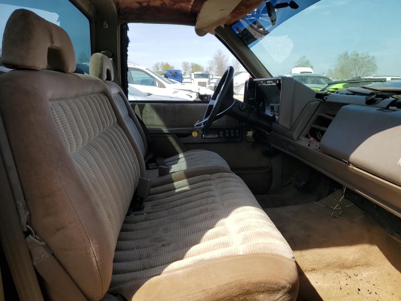 1993 Chevrolet GMT-400 VIN 1GCEC14K3PZ225646 Copart auction photo, side / front end damage thumbnail 7