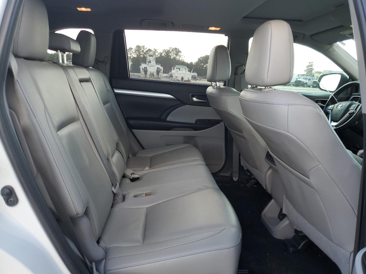 2019 Toyota Highlander VIN 5TDKZRFH1KS556334 Copart auction photo, water/flood damage thumbnail 11