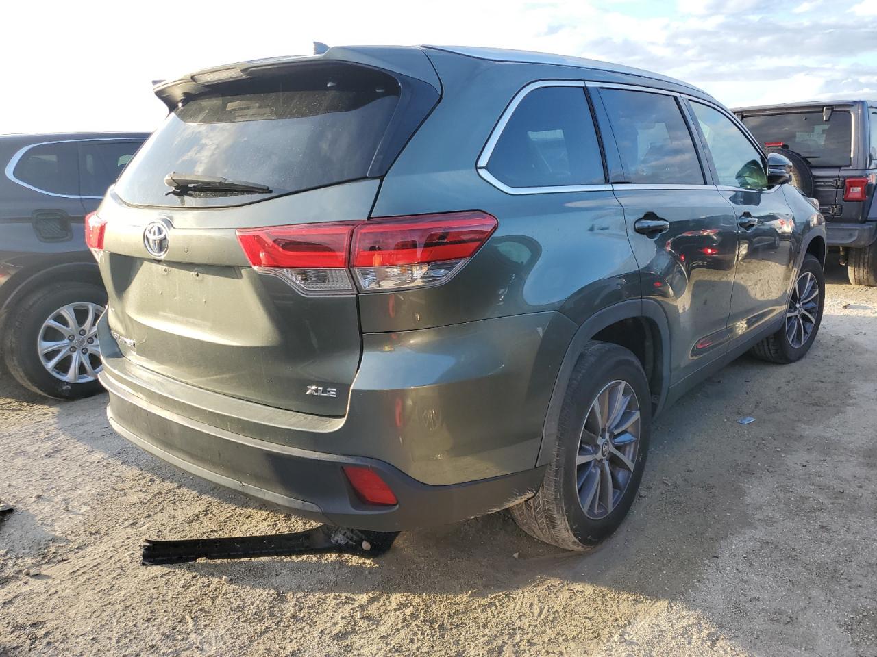 2019 Toyota Highlander VIN 5TDKZRFHXKS341986 Copart auction photo, water/flood damage thumbnail 3