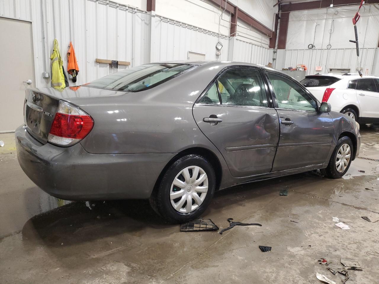 2005 Toyota Camry VIN 4T1BE32K05U559425 Copart auction photo, front end / side damage thumbnail 3