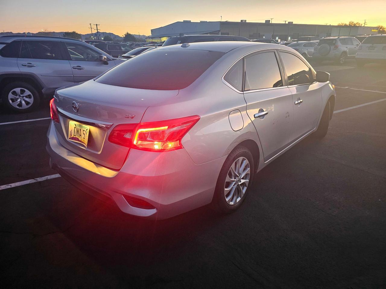 2018 Nissan Sentra VIN 3N1AB7AP2JY262258 Copart auction photo, normal wear / minor dent/scratches damage thumbnail 4