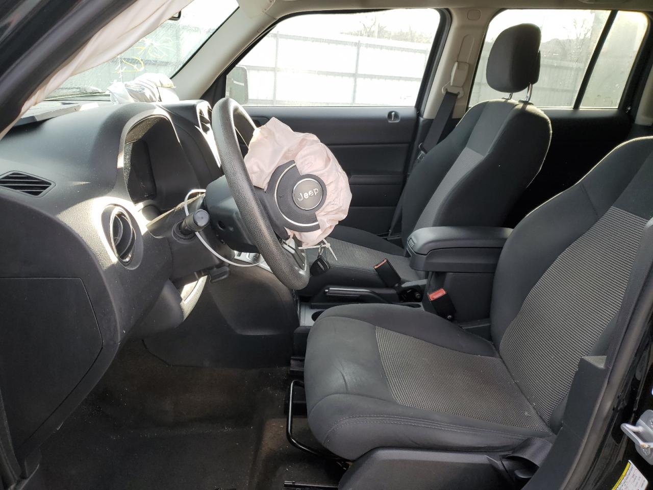 2014 Jeep Liberty (Patriot) VIN 1C4NJRBB2ED905135 Copart auction photo, front end / minor dent/scratches damage thumbnail 7