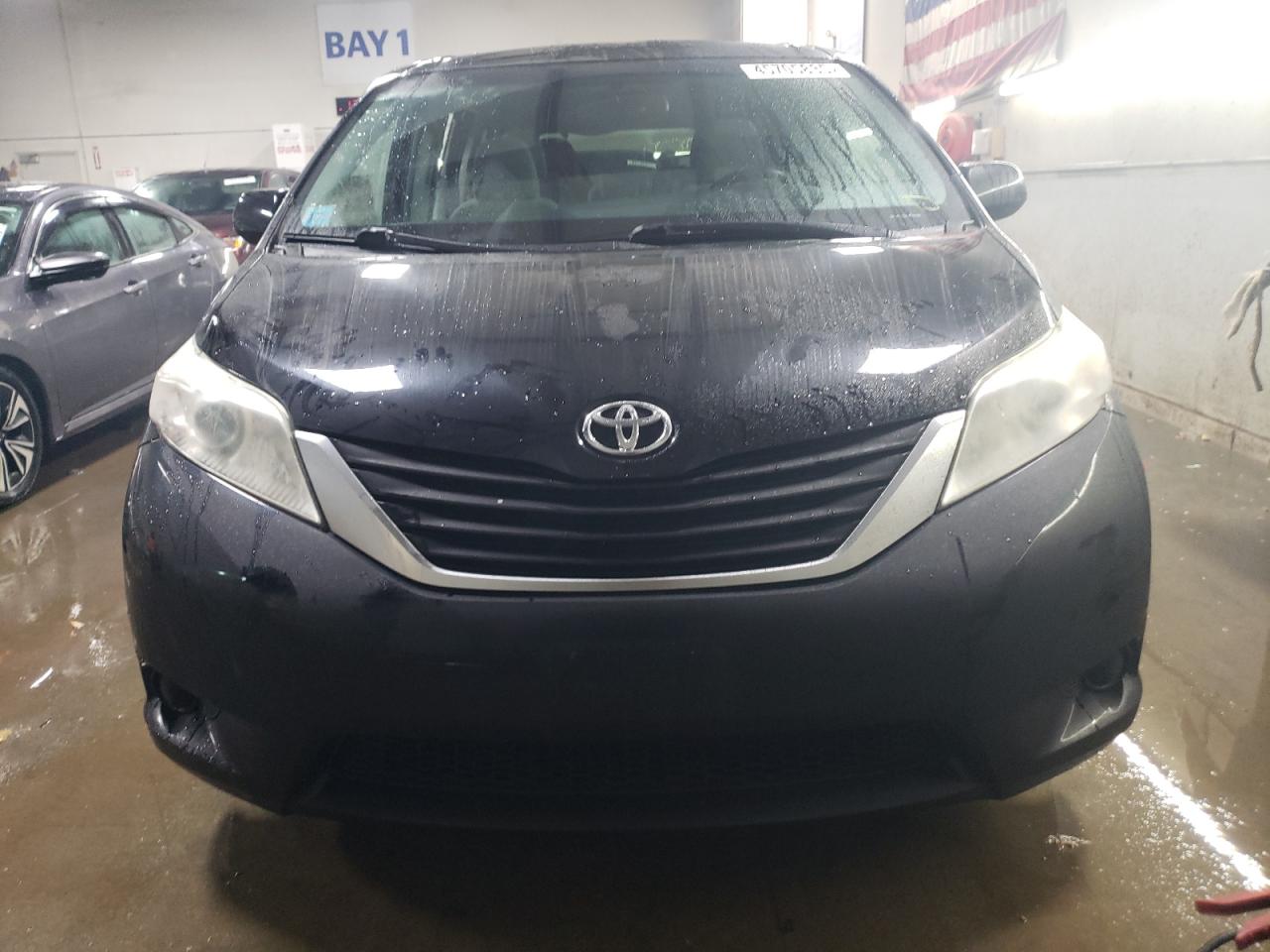 2017 Toyota Sienna VIN 5TDKZ3DC3HS794215 Copart auction photo, side damage thumbnail 5