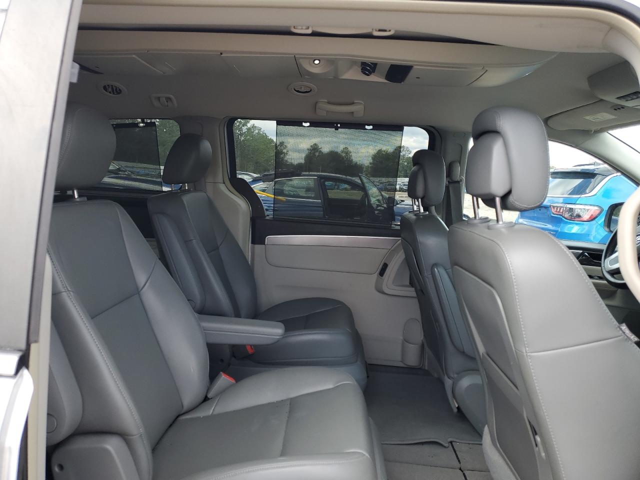 2011 Volkswagen Routan VIN 2V4RW3DG5BR767100 Copart auction photo, minor dent/scratches damage thumbnail 11