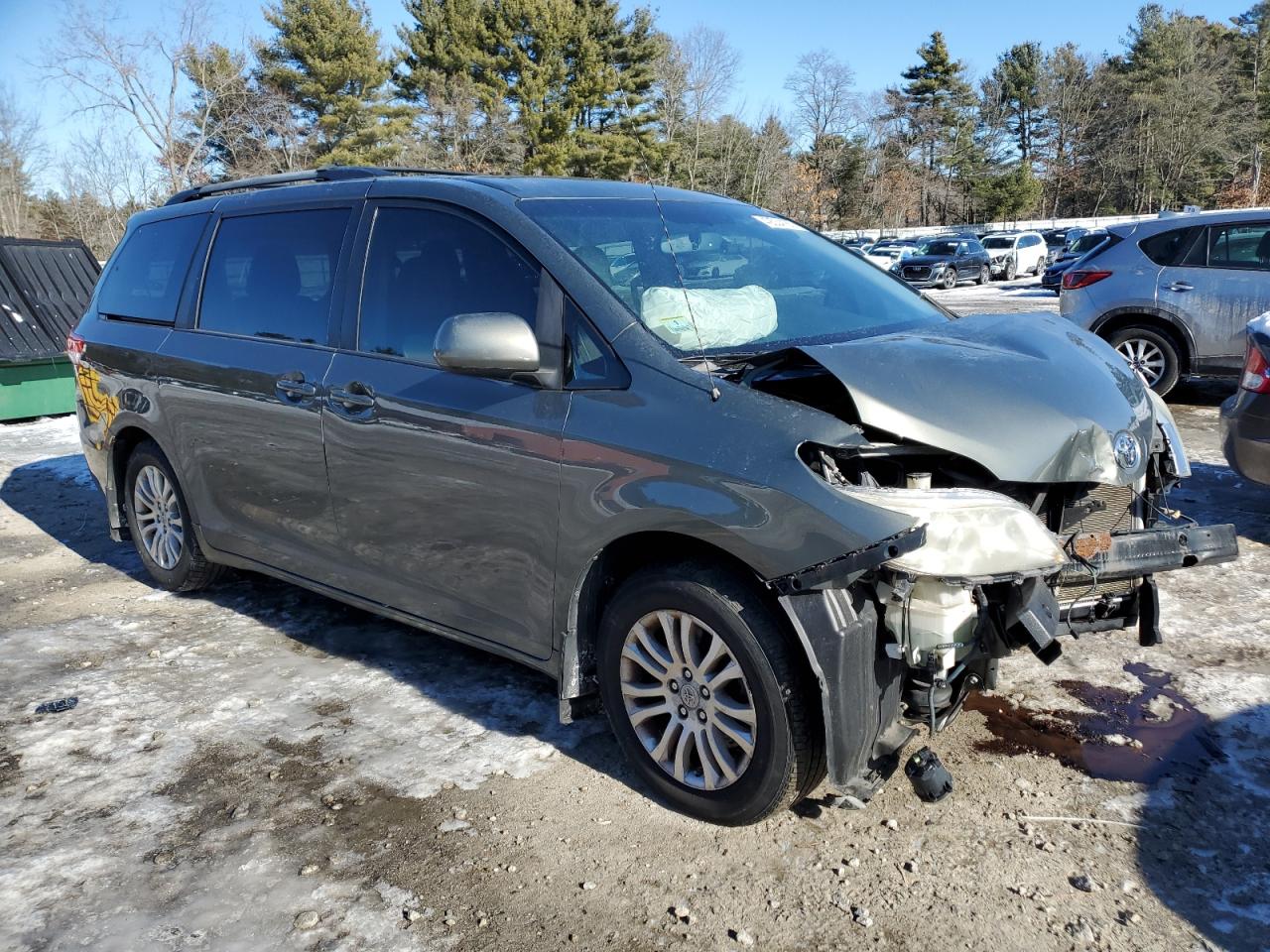 2011 Toyota Sienna VIN 5TDYK3DC2BS119963 Copart auction photo, front end damage thumbnail 4