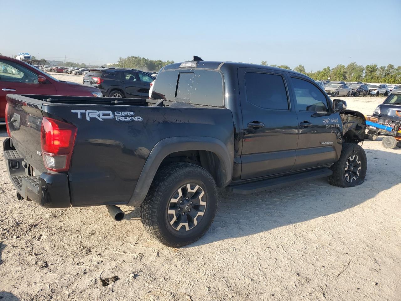 2018 Toyota Tacoma VIN 3TMAZ5CN4JM057122 Copart auction photo, front end damage thumbnail 3