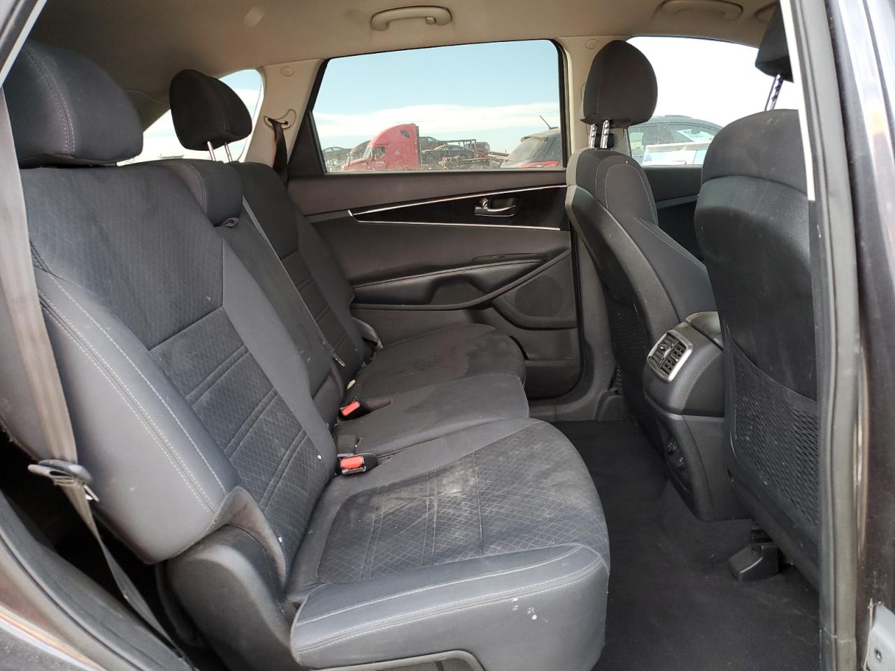 2018 KIA Sorento VIN 5XYPGDA5XJG368046 Copart auction photo, side / rear end damage thumbnail 11