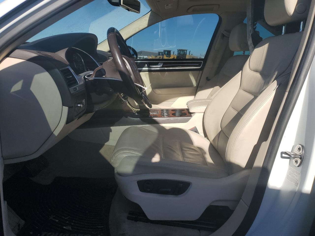 2014 Volkswagen Touareg VIN WVGEP9BP9ED013292 Copart auction photo, front end damage thumbnail 7