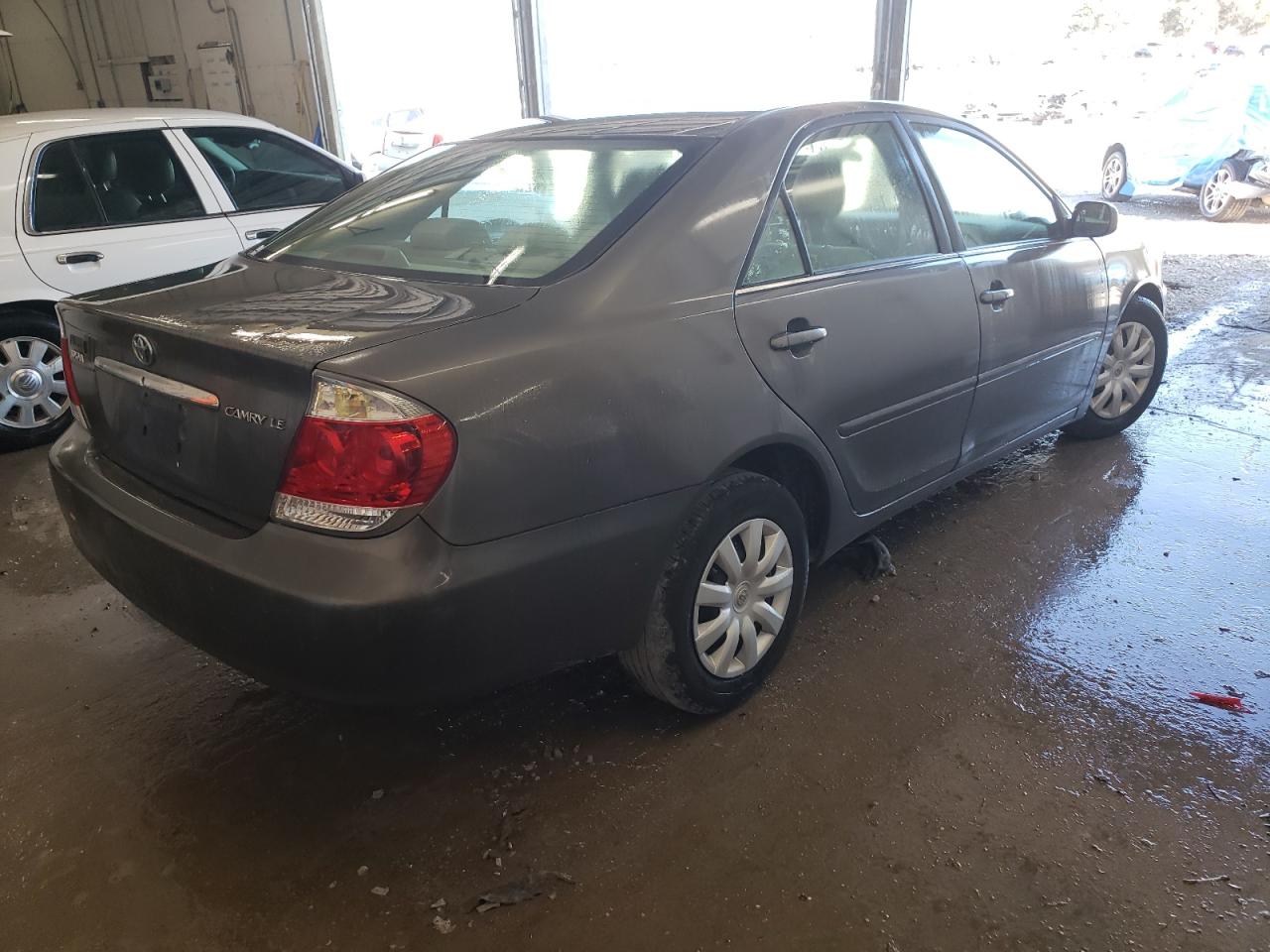 2005 Toyota Camry VIN 4T1BE30KX5U580785 Copart auction photo, front end / undercarriage damage thumbnail 3