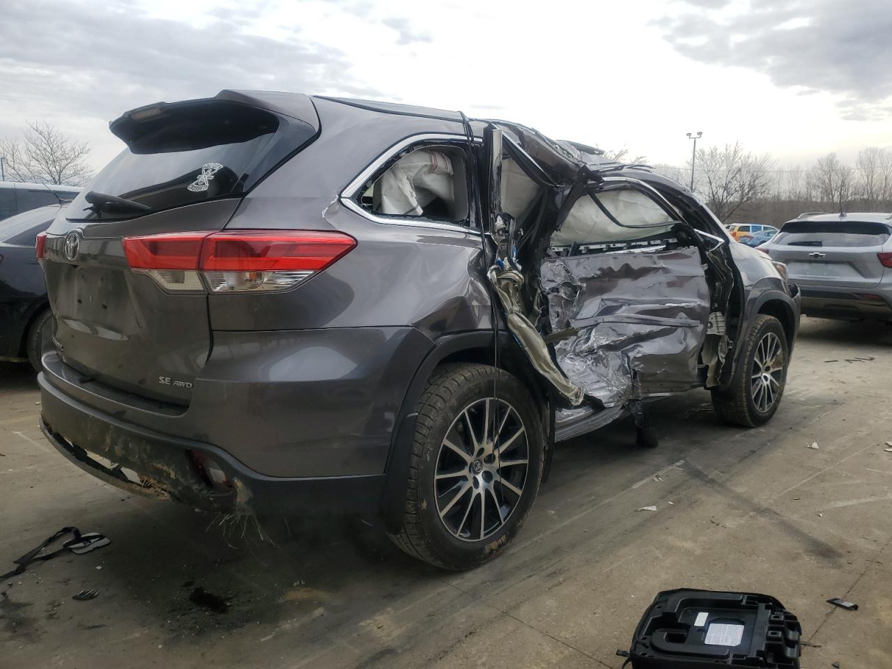 2018 Toyota Highlander VIN 5TDJZRFH9JS494630 Copart auction photo, side / front end damage thumbnail 3