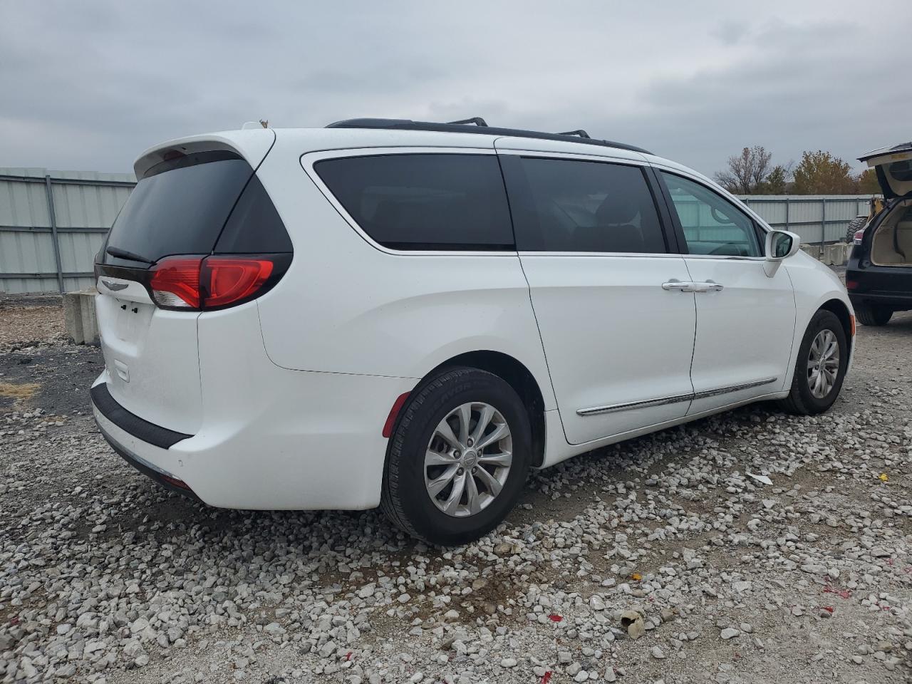 2017 Chrysler Pacifica VIN 2C4RC1BG8HR526781 Copart auction photo, hail damage thumbnail 3