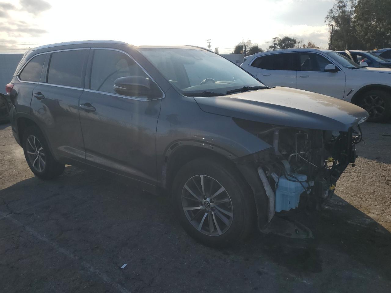2017 Toyota Highlander VIN 5TDKZRFH9HS511487 Copart auction photo, front end damage thumbnail 4
