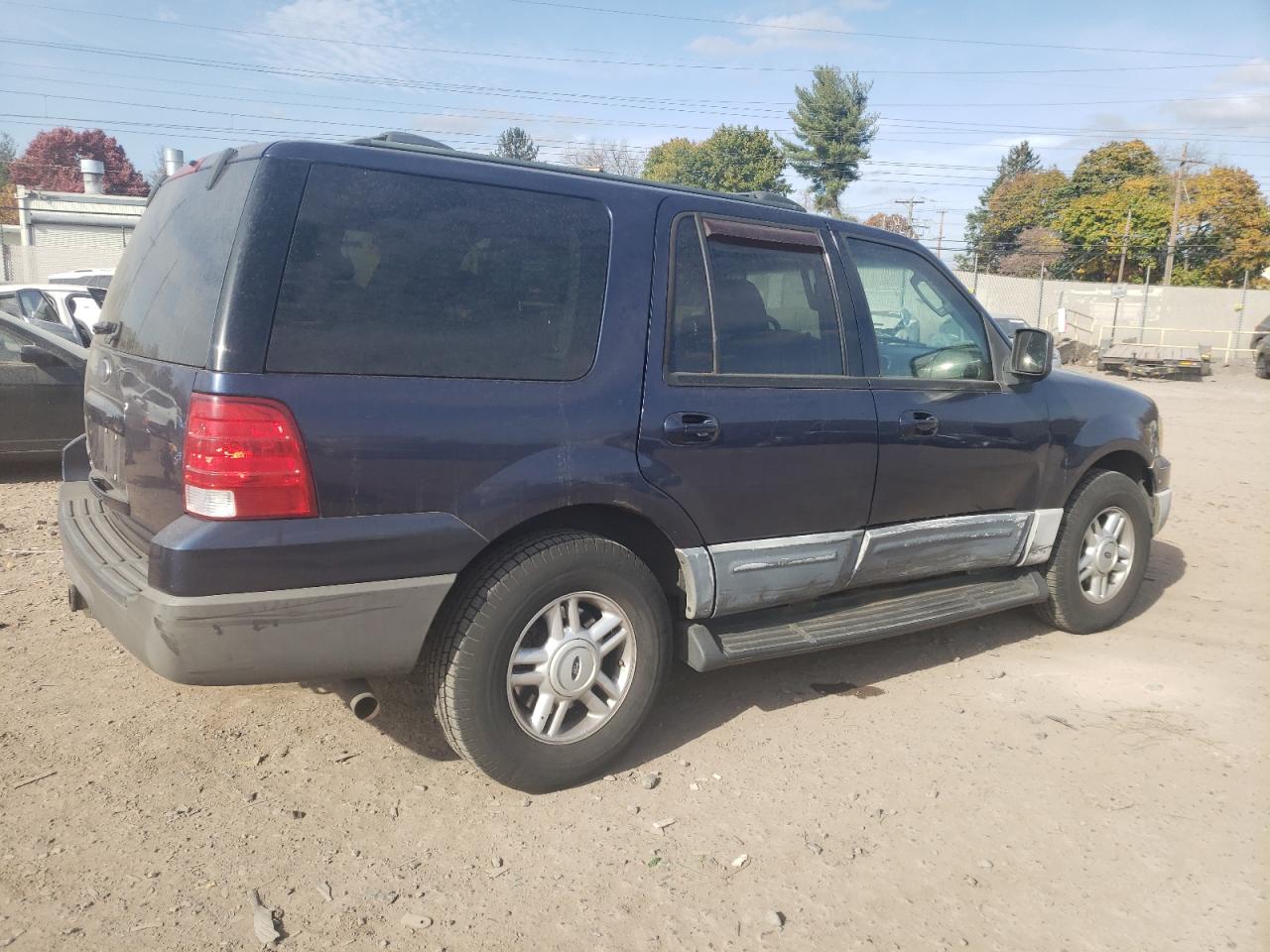 2004 Ford Expedition VIN 1FMPU16L94LA47182 Copart auction photo, side / front end damage thumbnail 3