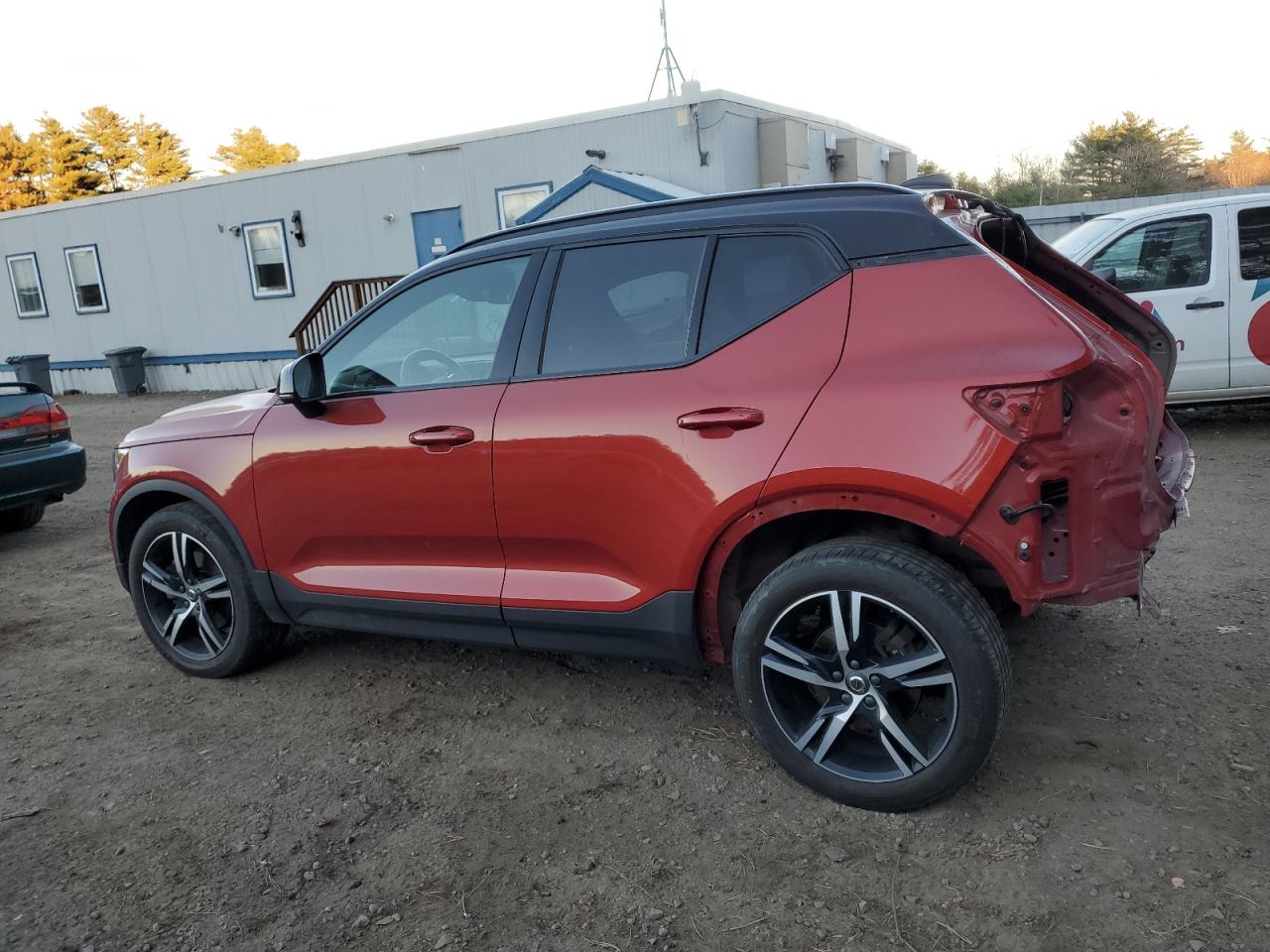 2019 Volvo XC40 VIN YV4162UM0K2057685 Copart auction photo, rear end / minor dent/scratches damage thumbnail 2