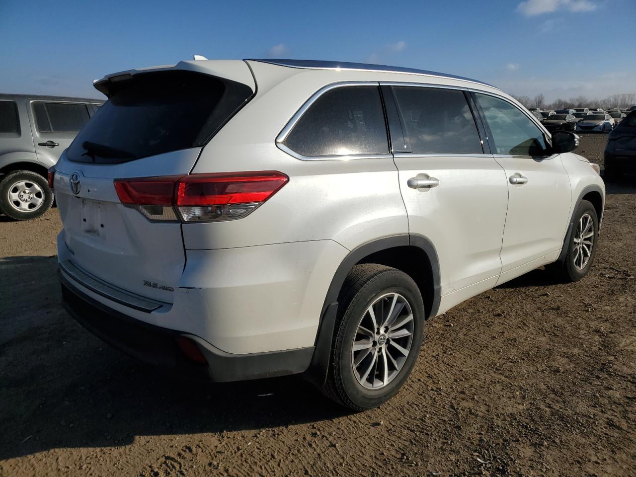 2017 Toyota Highlander VIN 5TDJZRFH0HS517030 Copart auction photo, front end / minor dent/scratches damage thumbnail 3