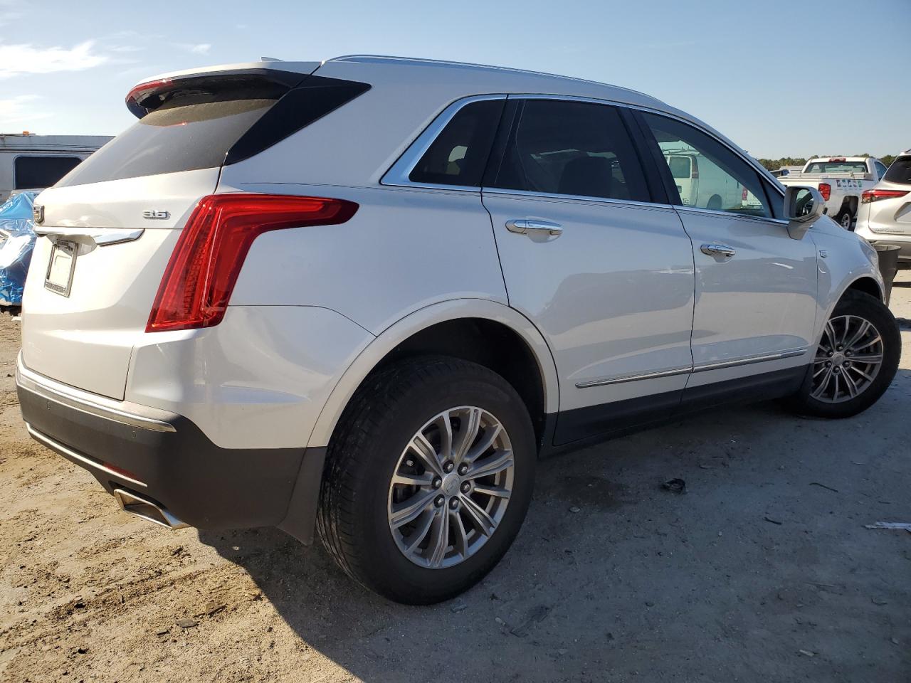 2017 Cadillac XT5 VIN 1GYKNBRS4HZ225727 Copart auction photo, front end / minor dent/scratches damage thumbnail 3