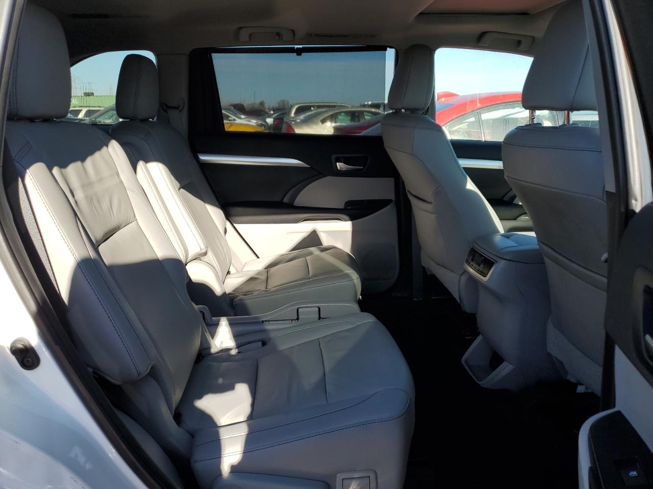 2019 Toyota Highlander VIN 5TDJZRFH4KS727959 Copart auction photo, front end / minor dent/scratches damage thumbnail 11