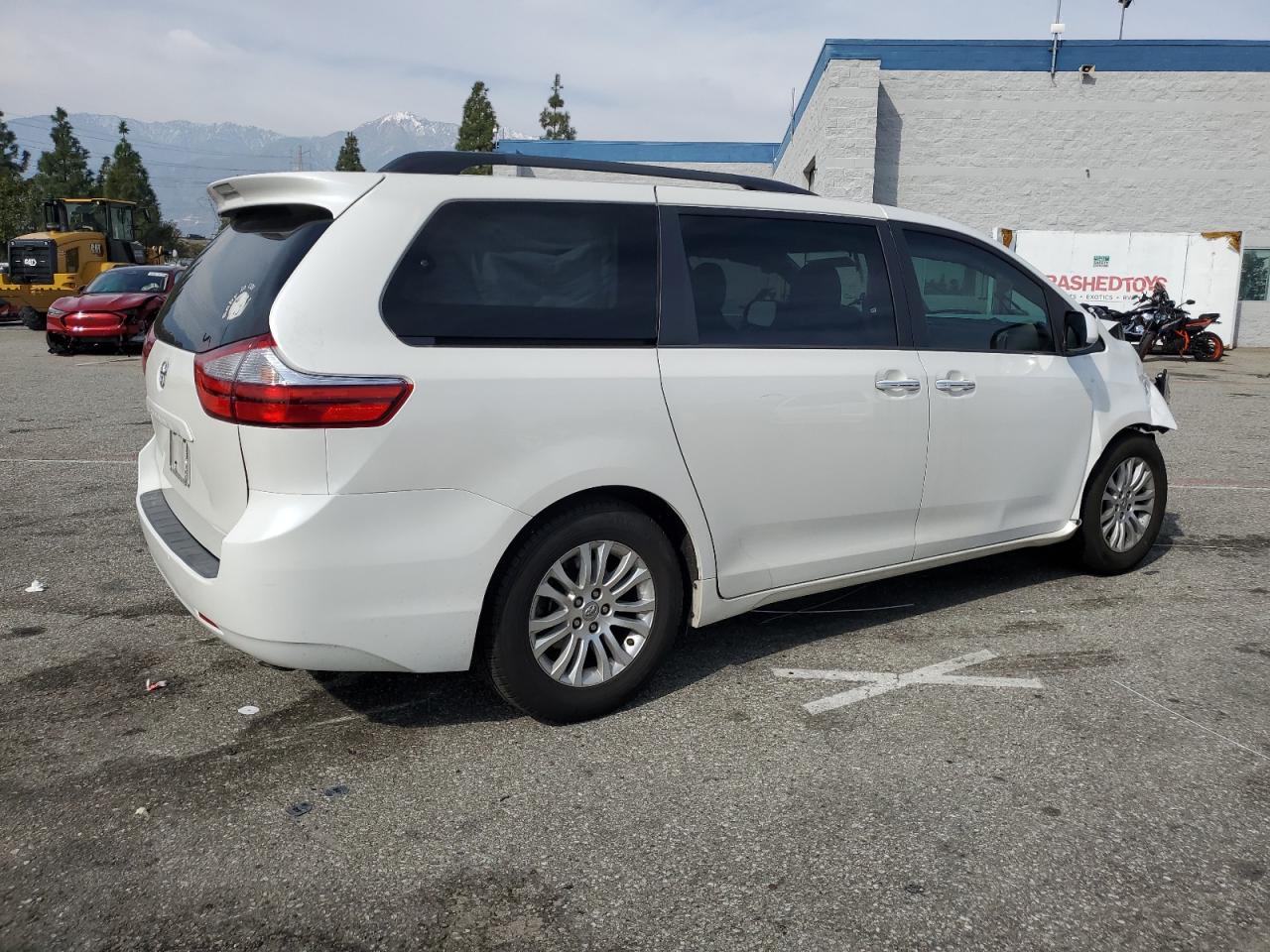 2017 Toyota Sienna VIN 5TDYZ3DC8HS888634 Copart auction photo, front end damage thumbnail 3