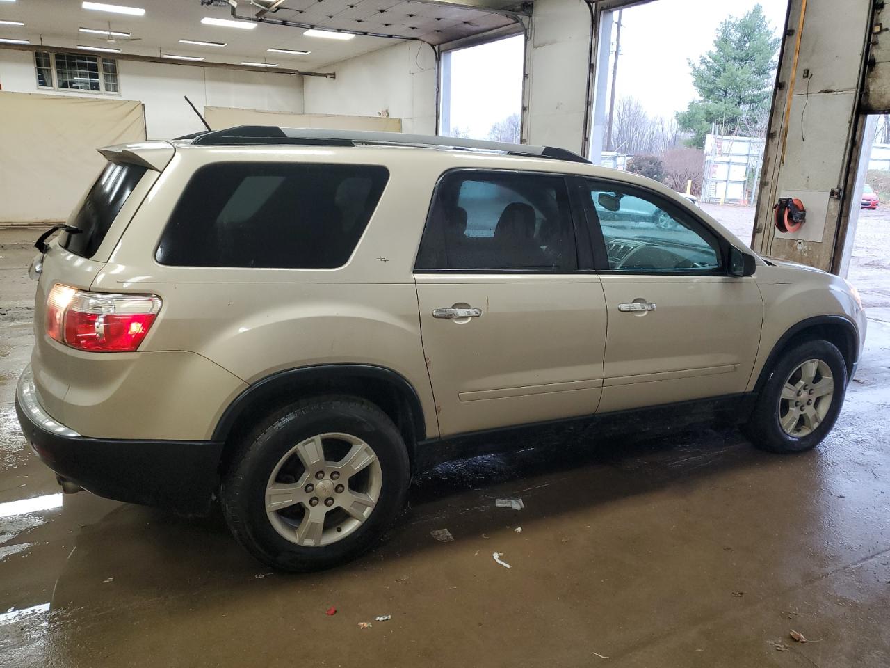 2010 GMC Acadia VIN 1GKLRLED8AJ124436 Copart auction photo, front end / minor dent/scratches damage thumbnail 3