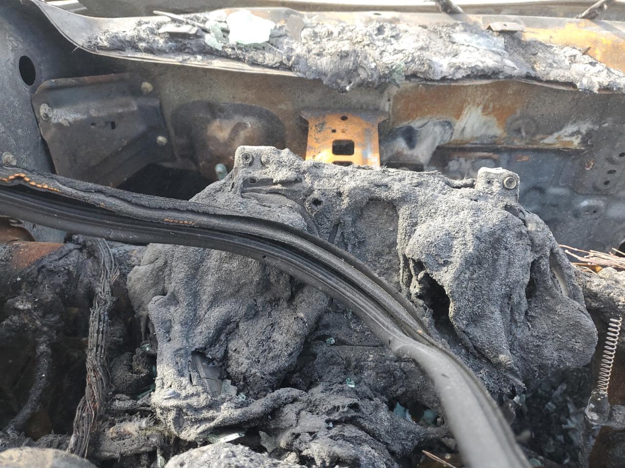2017 Hyundai Santa Fe VIN 5XYZW4LA4HG408380 Copart auction photo, burn damage thumbnail 9