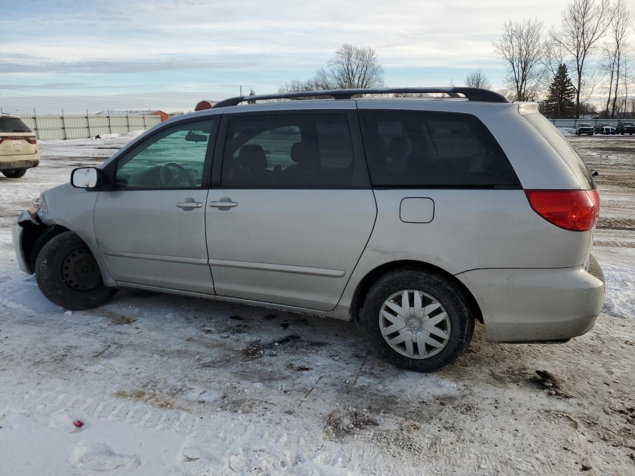 2008 Toyota Sienna VIN 5TDZK23C88S141880 Copart auction photo, front end damage thumbnail 2