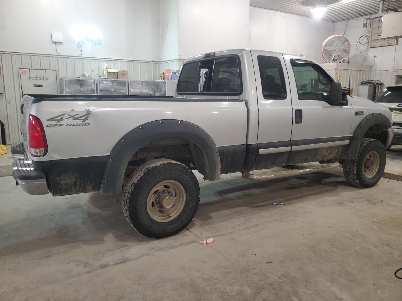2002 Ford F250 VIN 1FTNX21L52EC85287 Copart auction photo, side / rear end damage thumbnail 3
