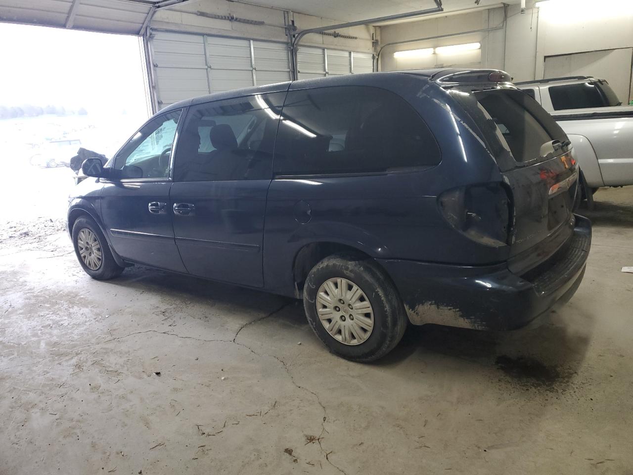 2005 Chrysler Town & Country VIN 2C4GP44R05R551813 Copart auction photo, vandalism / minor dent/scratches damage thumbnail 2