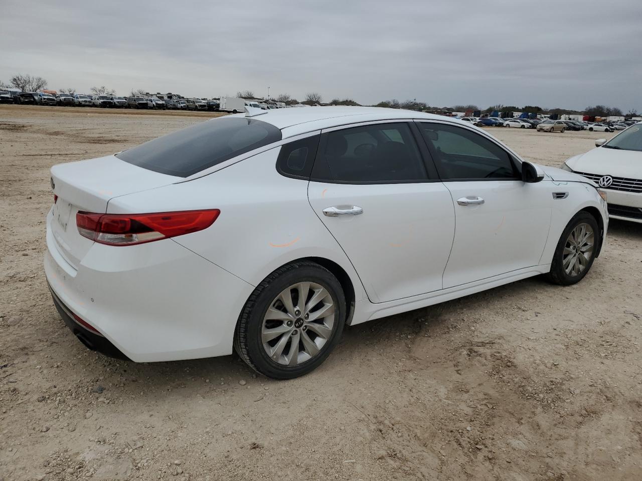 2018 KIA Optima VIN 5XXGT4L37JG258194 Copart auction photo, front end / minor dent/scratches damage thumbnail 3