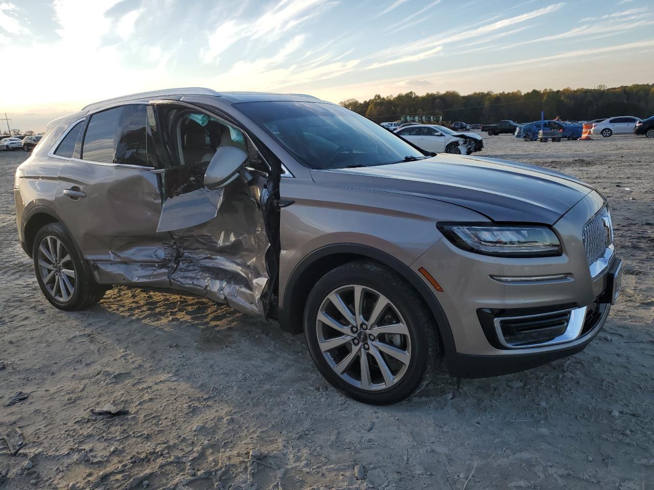 2019 Lincoln Nautilus VIN 2LMPJ8K99KBL56745 Copart auction photo, side / front end damage thumbnail 4
