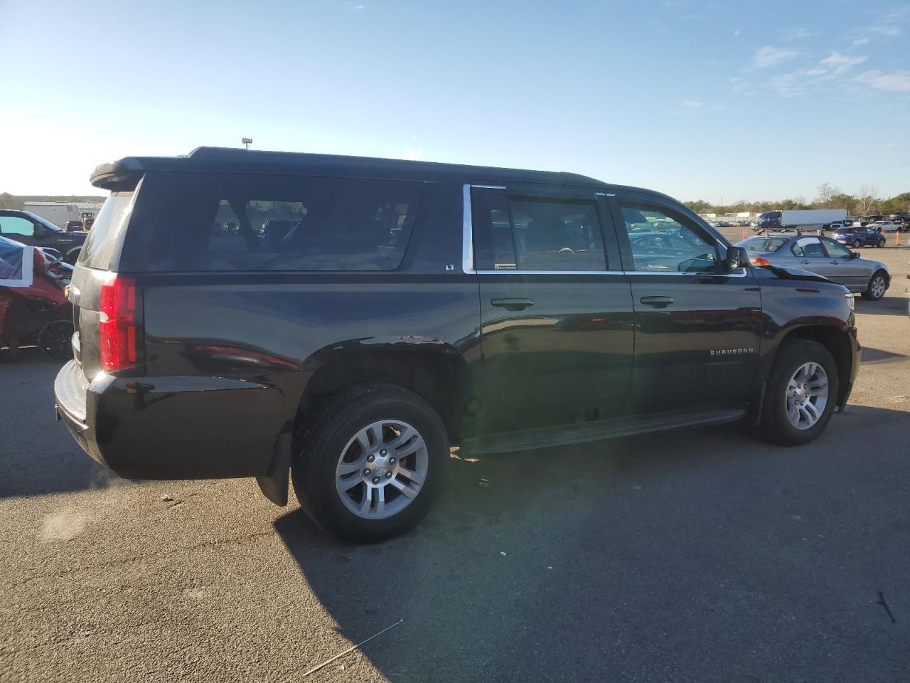 2019 Chevrolet Suburban VIN 1GNSKHKC3KR207917 Copart auction photo, front end / minor dent/scratches damage thumbnail 3