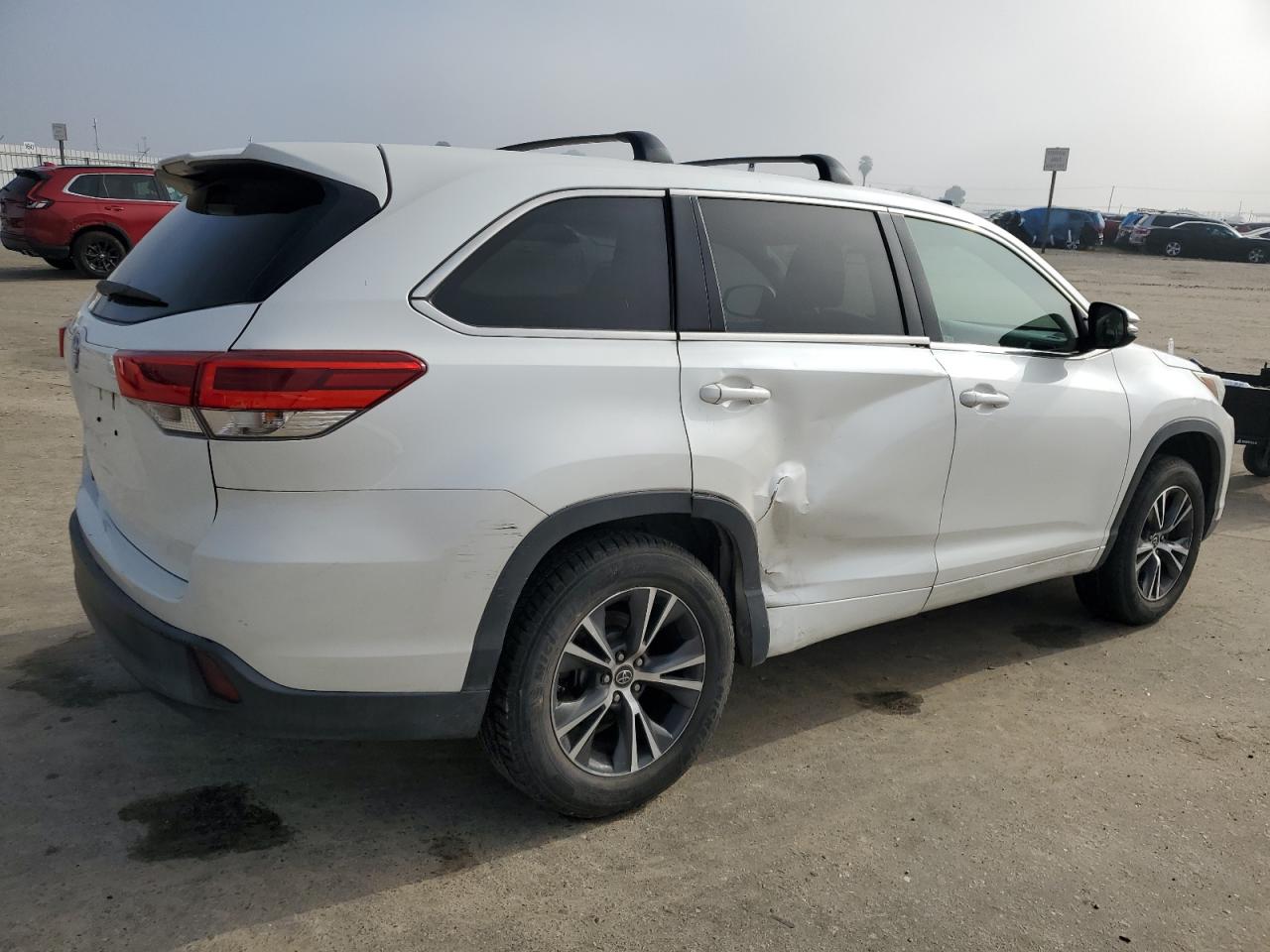 2017 Toyota Highlander VIN 5TDZZRFH0HS207155 Copart auction photo, side / rear end damage thumbnail 3