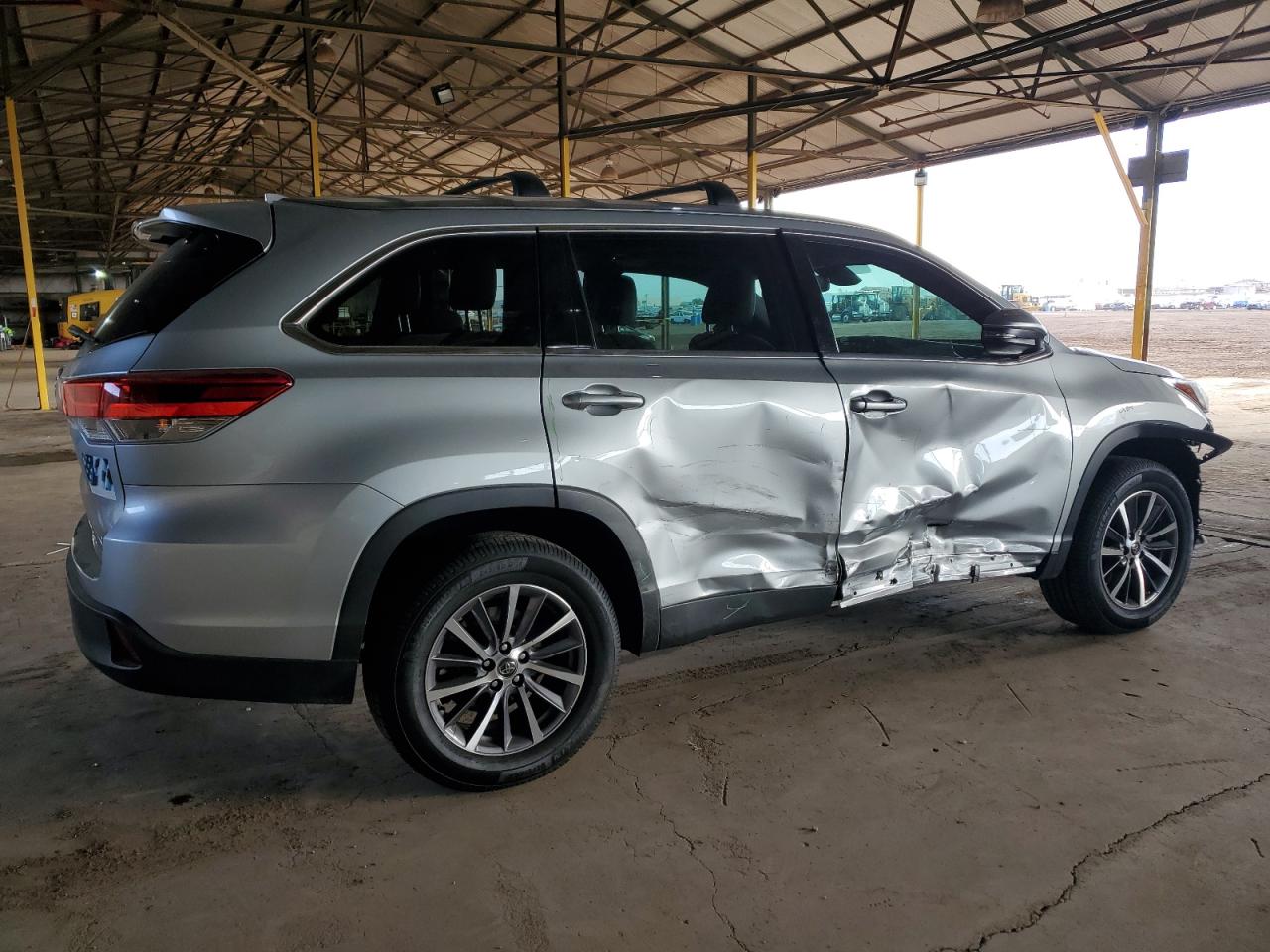 2019 Toyota Highlander VIN 5TDKZRFH7KS322697 Copart auction photo, front end / side damage thumbnail 3