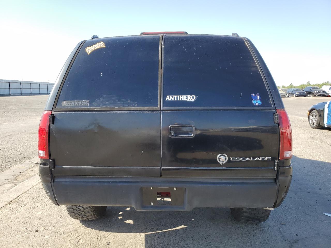 2000 Cadillac Escalade VIN 1GYEK13R4YR103293 Copart auction photo, burn - interior damage thumbnail 6